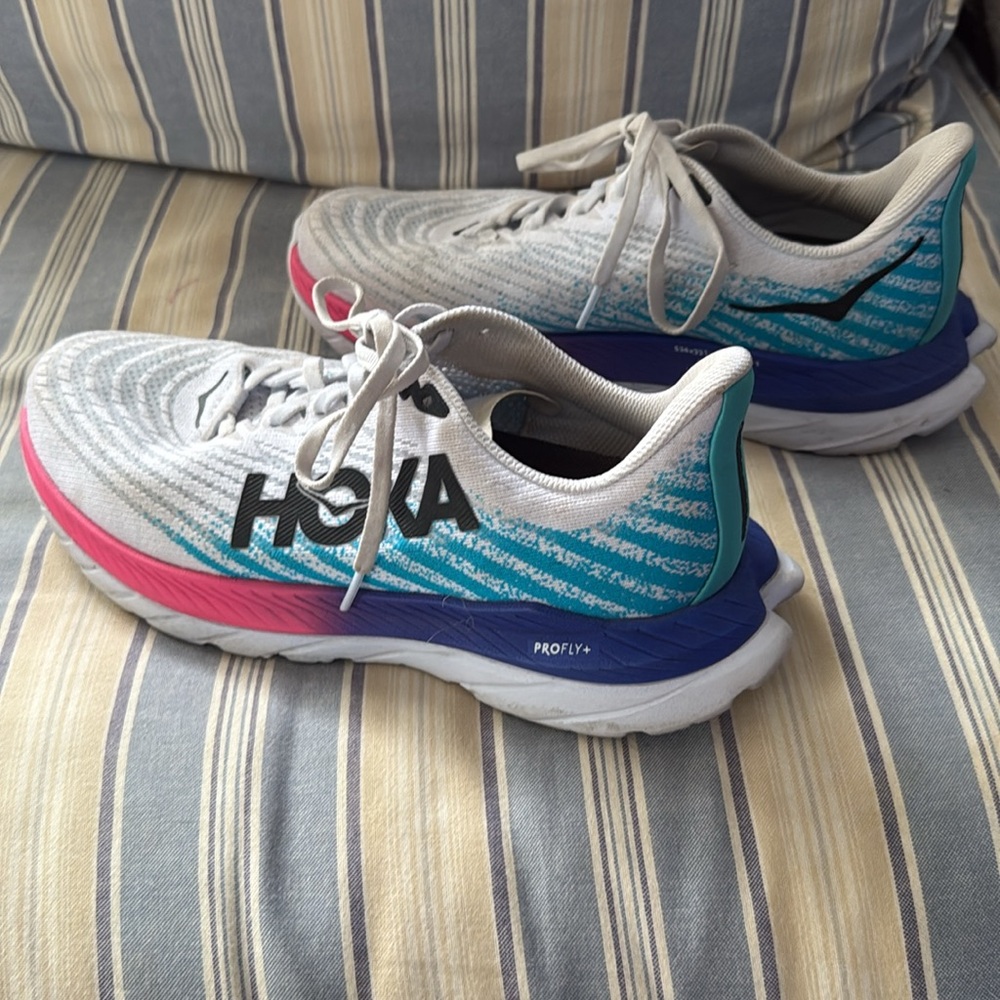 Women's White and Pink HOKA pro fly 91/2 - Picture 4 of 5